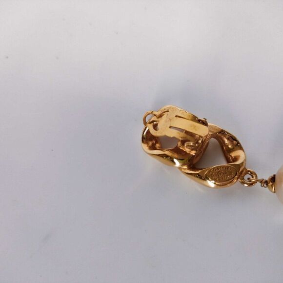 Pristine Vintage Chanel Gold-Plated Clip On Earrings with Drop Baroque Pearls - Picture 8 of 11